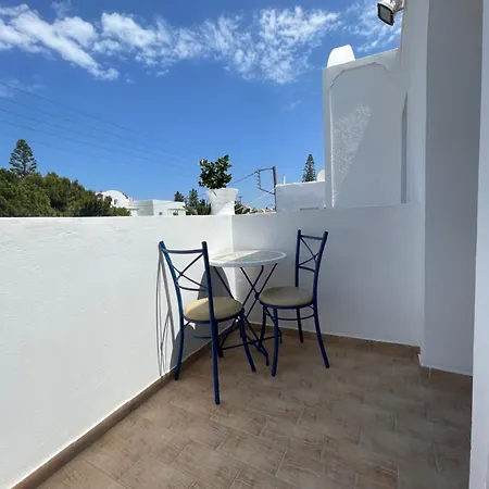 Leonidas Aparthotel 3*