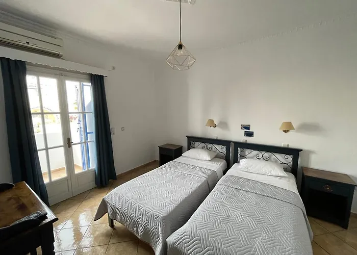 Leonidas Kamari (Santorini)