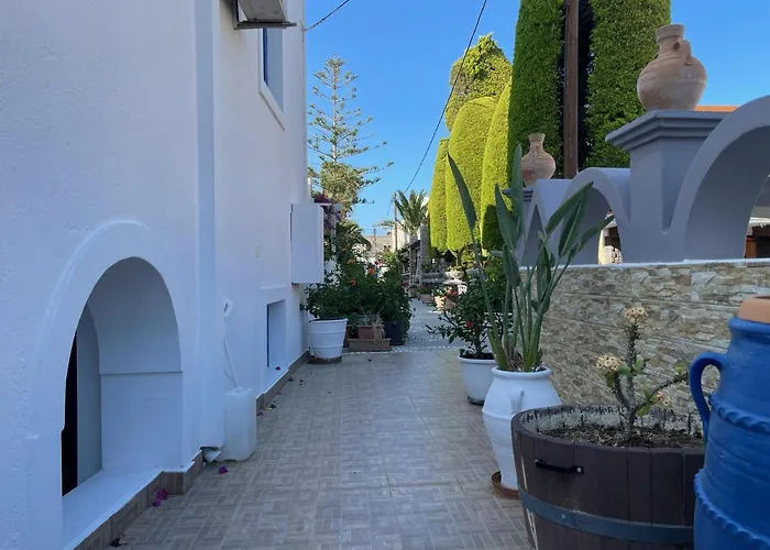 Leonidas Aparthotel Kamari (Santorini)