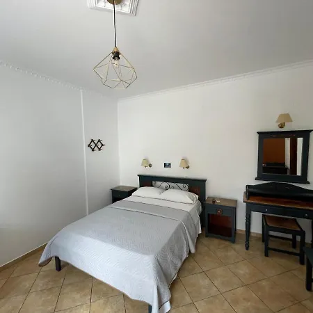 Aparthotel Leonidas 3*