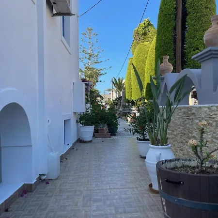 Leonidas Aparthotel Kamari (Santorini)