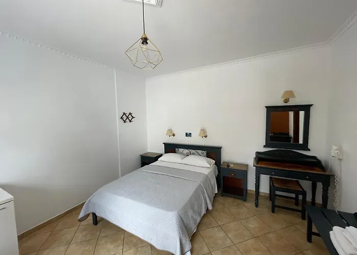 מלון דירות Leonidas 3*