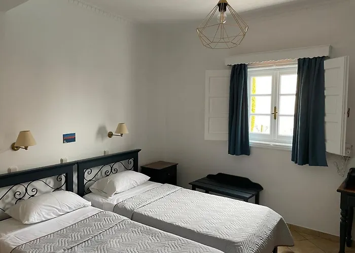 Leonidas מלון דירות